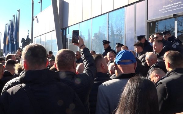 ​Punëtorët e transportit urban dhe kryetari i Prishtinës protestojnë para Qeverisë