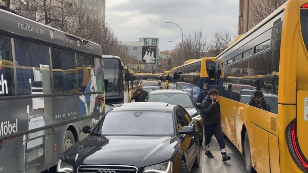 Transporti publik paralizohet — punëtorët kërkojnë reagim urgjent nga Rama