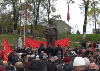 ​Kemi një komb, shokët e luftës së Tahir Sinanit përkujtojnë kontributin e tij atdhetar