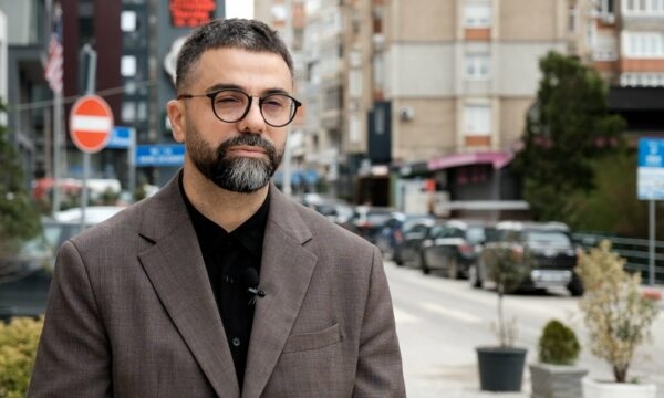 “Albin Kurti ka qeverisë me Kosovën si një qiraxhi”, Behrami thotë se kryeministri në detyrë e rrezikoi ekzistencën e shtetit