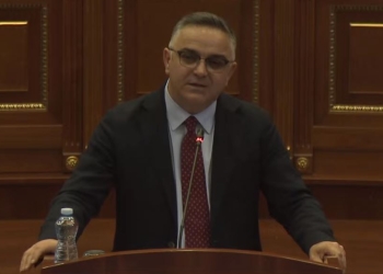 Besnik Tahiri: Kurti ka qenë 50 herë në Mitrovicë me naftë të shtetit