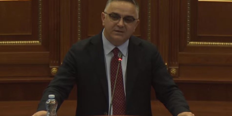 Besnik Tahiri: Kurti ka qenë 50 herë në Mitrovicë me naftë të shtetit