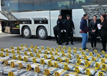 Iu gjetën 120 kg narkotikë në autobus, përfundon në pranga shoferi