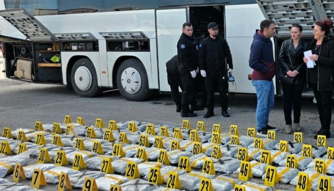 Iu gjetën 120 kg narkotikë në autobus, përfundon në pranga shoferi