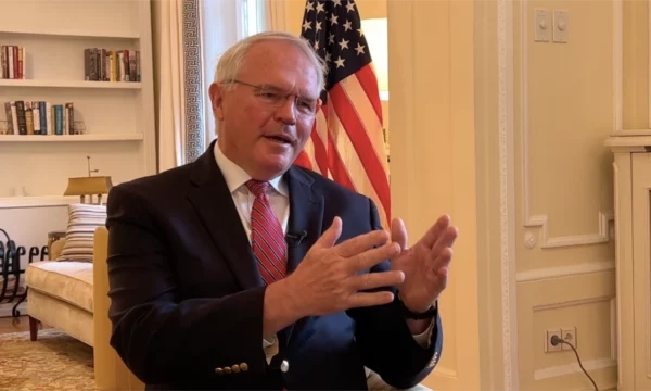 Sot nis dëshmia e Christopher Hill