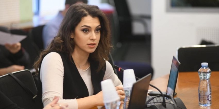 Rrëfimi i Muratit për bisedat me zyrtarët e BE-së, Kica-Xhelili i reagon: A iu tregove që krenoheni kur e shkelni Kushtetutën?
