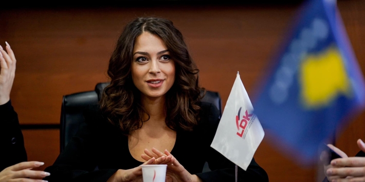 Kica-Xhelili për Haxhiun: Kurti rreth vetes nuk zgjedh profesionistë, por servil të zhurmshëm