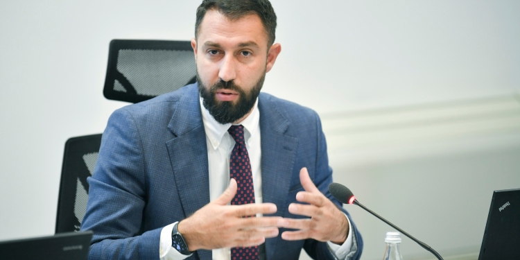 Ministri kapadai i Kurtit vendosi dorën në armë -Për çka po hetohet Elbert Krasniqi?