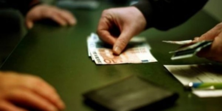 Bizneset në grackën e fajdeve: Pse qytetarët i drejtohen huadhënësve ilegalë?