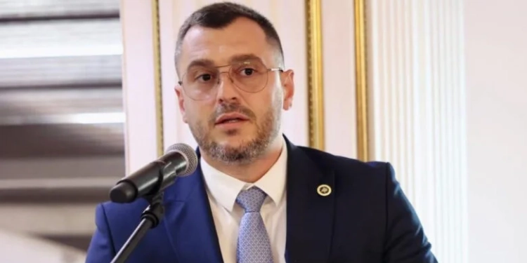 Krasniqi nga AAK pro koalicionit me VV-në: Të shmangen zgjedhjet e jashëzakonshme