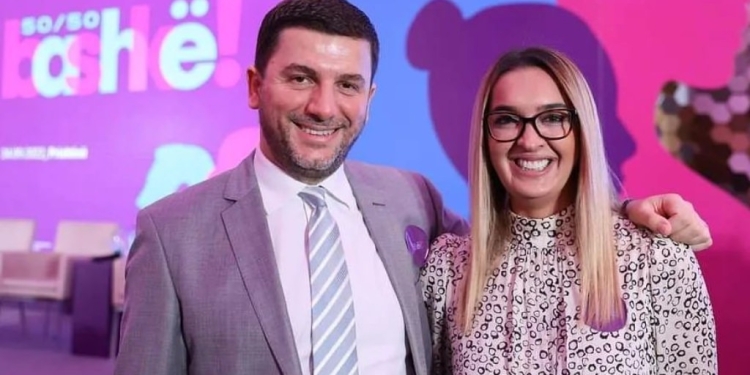 Reagon gruaja e Memli Krasniqit pas dorëheqjes së tij nga posti i drejtuesit të PDK-së