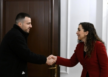 Osmani pret në zyrë ish-policin Arbnor Spahiu, u bën thirrje qytetarëve që të mos i bien në Serbi