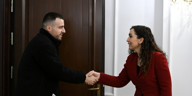 Osmani pret në zyrë ish-policin Arbnor Spahiu, u bën thirrje qytetarëve që të mos i bien në Serbi
