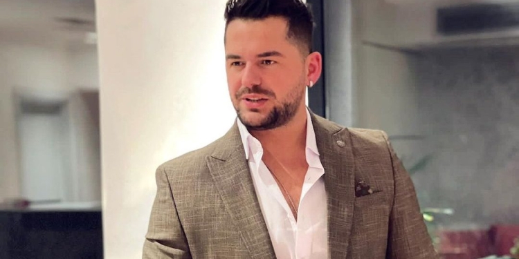 Vdes këngëtari Shpat Kasapi