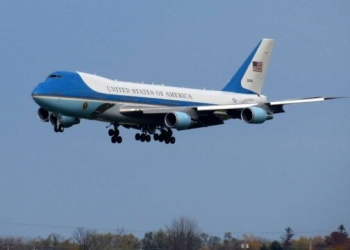 Një “pako e dyshimtë” pranë avionit të Trump, personat që e prekën u helmuan