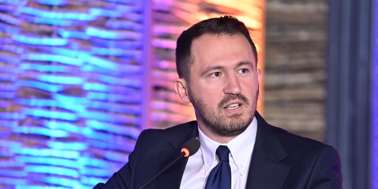 100 euro para balotazhit për studentët, Albert Krasniqi: Lëmoshë që jepet në prag të fushatës