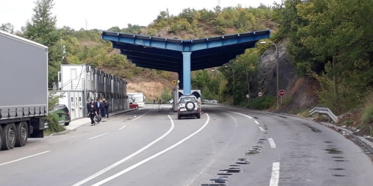 Arrestohet një polic i Serbisë në Jarinje, i konfiskohen fishekë dhe para