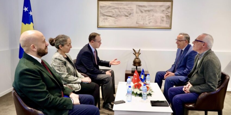 Bedri Hamza takon ambasadorin e Turqisë: Do angazhohemi për raporte të qëndrueshme me aleatët e Kosovës