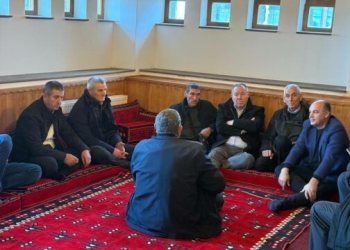 Enver Hoxhaj bashkë me vëllezërit Thaçi e Veseli shënojnë vendin ku nisi organizimi për liri