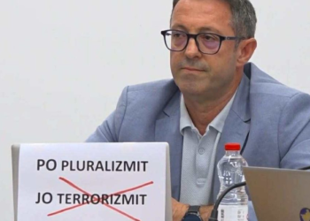 Hipokrizia e VV-së: Burri i Albulena Haxhiut pa asnjë kundërshtim votoi për certifikimin e fitores së Listës Serbe dhe kandidatëve të saj