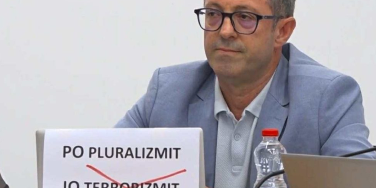 Hipokrizia e VV-së: Burri i Albulena Haxhiut pa asnjë kundërshtim votoi për certifikimin e fitores së Listës Serbe dhe kandidatëve të saj