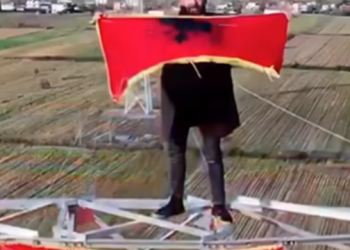 I riu rrezikon jetën për të festuar 28 Nëntorin, ngjitet në shtyllë të tensionit të lartë për ta vendosur flamurin