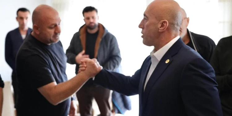 I vdiq vajza tragjikisht në Tetovë, Haradinaj i shkon për ngushëllim bashkëluftëtarit Spahija