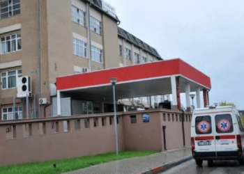 “Kishte frakturë në kokë…”, mjeku jep detaje për gjendjen e të lënduarit rëndë nga aksidenti në Vrellë