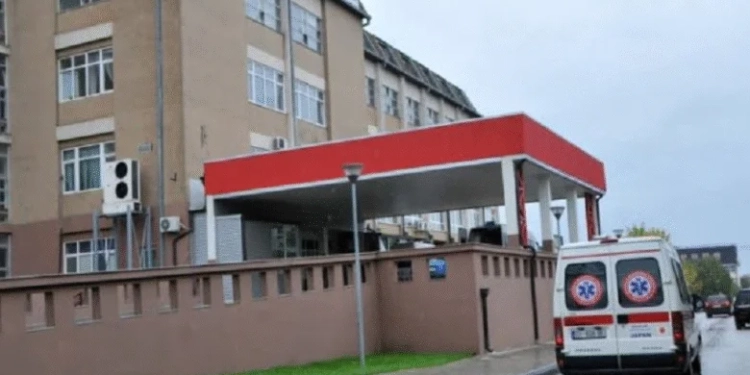 “Kishte frakturë në kokë…”, mjeku jep detaje për gjendjen e të lënduarit rëndë nga aksidenti në Vrellë