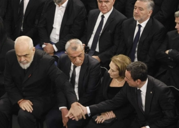Kurti e Rama shtrëngojnë duart në homazhet për ish-kryeministrin Fatos Nano