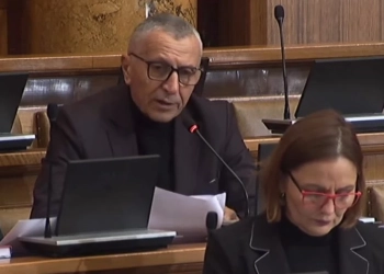 “Pse po hesht Qeveria e Serbisë?” – Kamberi kërkon llogari për fondet e bllokuara të Luginës
