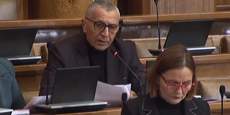 “Pse po hesht Qeveria e Serbisë?” – Kamberi kërkon llogari për fondet e bllokuara të Luginës
