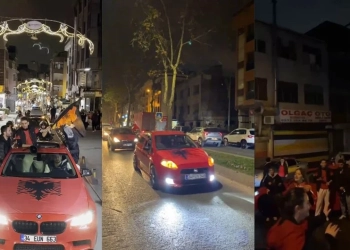 VIDEO/ Në mes të Stambollit, shqiptarët në Turqi festojnë 28 Nëntorin me flamuj e këngë patriotike
