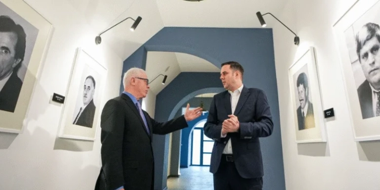 Lumir Abdixhiku mirëpret veprimtarin Harry Bajraktarin: Zë i fuqishëm dhe mbështetës i paepur i Kosovës