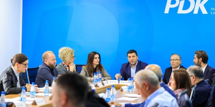 PDK-ja i përgjigjet Hoxhajt: Me statut të partisë, konventa duhet të mbahet brenda 5 ditësh, mirëpresim garën e brendshme