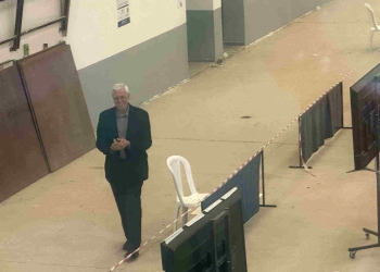 Sami Kurteshi ‘zbarkon’ te Qendra e Numërimit në Mitrovicë, aty ku pritet të rifilloj procesi i numërimit