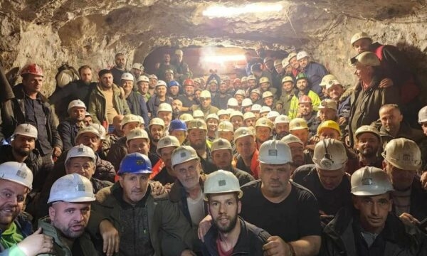 Minatorët kërkojnë rritje të pagave: Rrezikojmë jetën dhe shëndetin në kushte të vështira, s’ka ligj të veçantë që na mbron