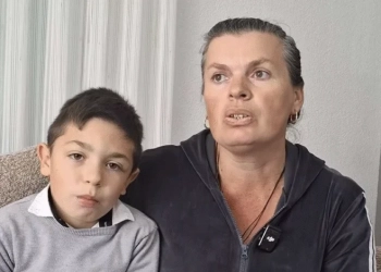 “Po luan me kokën”: Nëna nga Graçanica ndihet e frikësuar, i përjashtohet djali nga shkolla – shkak shtëpia e ndërtuar nga Qeveria