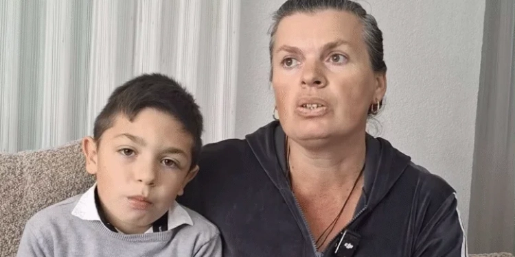 “Po luan me kokën”: Nëna nga Graçanica ndihet e frikësuar, i përjashtohet djali nga shkolla – shkak shtëpia e ndërtuar nga Qeveria