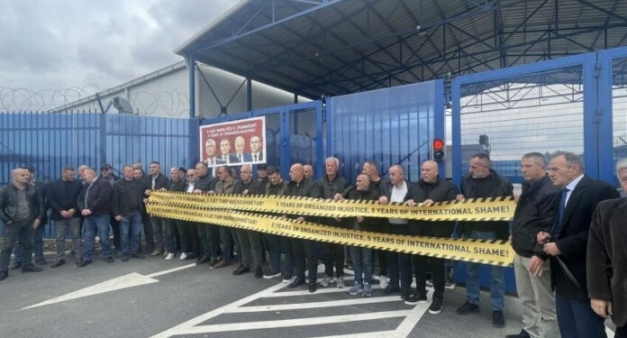 “5 vjet turp ndërkombëtar”, veteranët me protestë simbolike në pesë vjetorin e arrestimit të ish-krerëve të UÇK-së