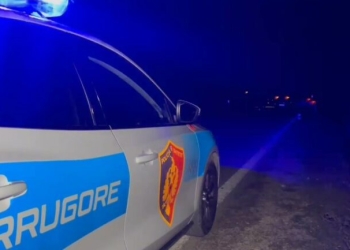 Atentati në Rinas ku mbeti një person i vdekur – Policia gjen katër armë zjarri brenda automjetit të djegur