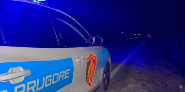 Atentati në Rinas ku mbeti një person i vdekur – Policia gjen katër armë zjarri brenda automjetit të djegur