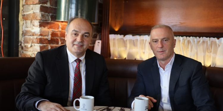 Enver Hoxhaj dhe vëllai i Hashim Thaçit japin mesazh shprese
