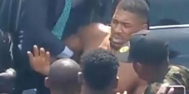 Aksident i rëndë në Nigeri, boksieri Anthony Joshua i shpëton vdekjes