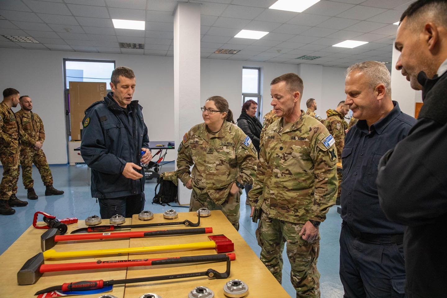 KFOR forcon sigurinë e Prishtinës: Dhuron pajisje të reja zjarrfikësve për reagim më të shpejtë ndaj emergjencave