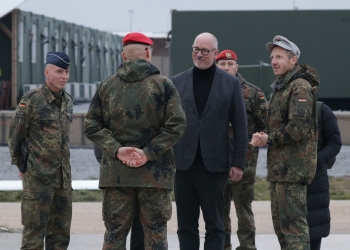 Sekretari gjerman i Mbrojtjes vlerëson operacionet e trupave të KFOR-it në Kosovë