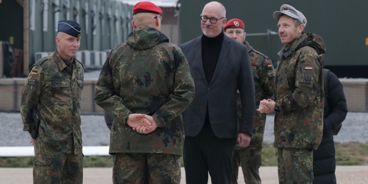 Sekretari gjerman i Mbrojtjes vlerëson operacionet e trupave të KFOR-it në Kosovë
