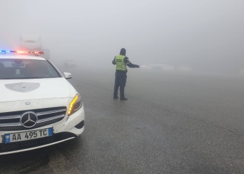 Mjegulla mbulon ‘Rrugën e Kombit’, Policia shqiptare apelon për kujdes: Ulni shpejtësinë