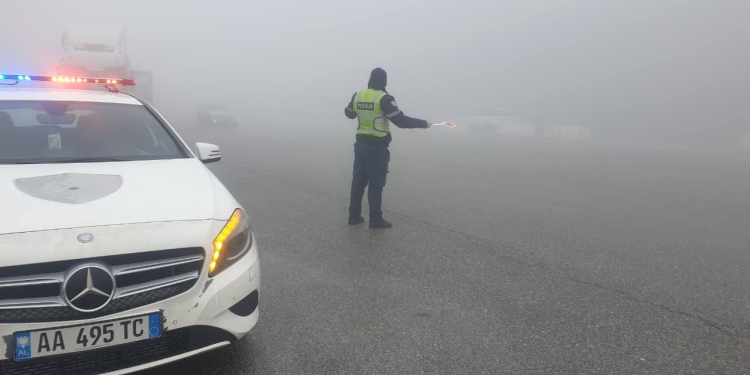Mjegulla mbulon ‘Rrugën e Kombit’, Policia shqiptare apelon për kujdes: Ulni shpejtësinë