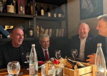 Limaj pi kafe me vëllain e Hashim Thaçit, i bashkon protesta në Shkup
